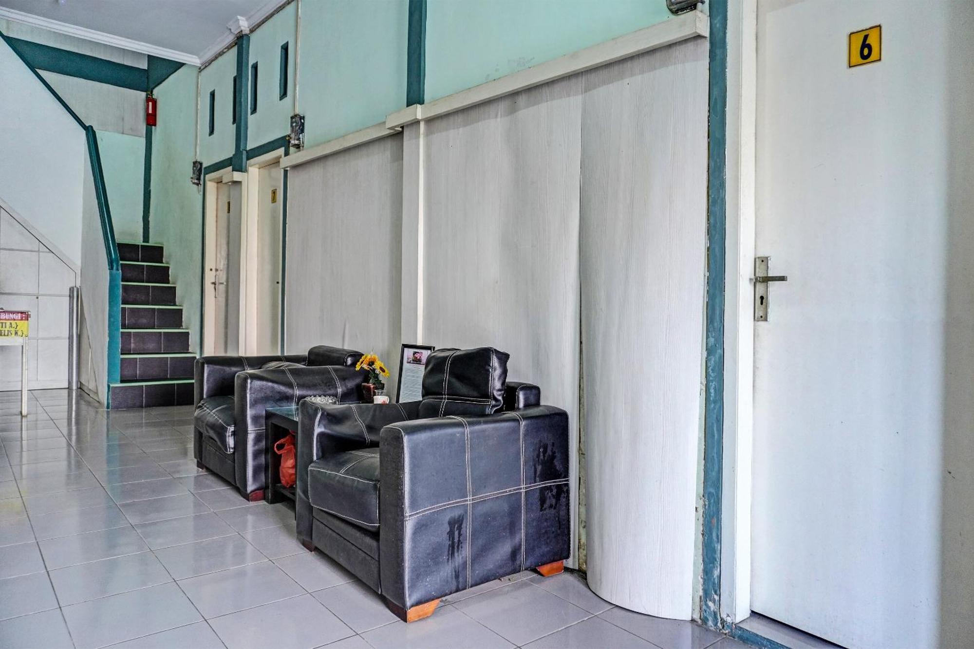 Oyo 91731 Home Stay Elis Cateliya Syariah Karawang Exterior foto