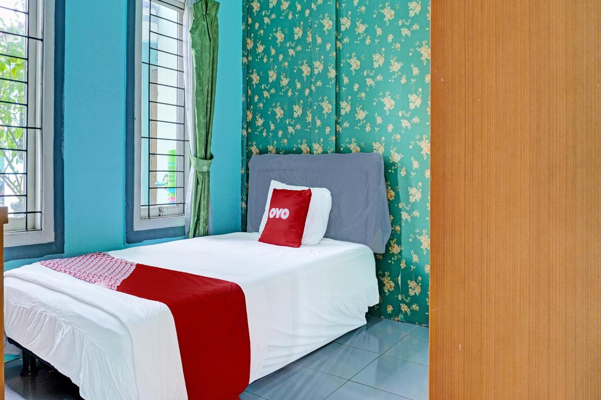 Oyo 91731 Home Stay Elis Cateliya Syariah Karawang Exterior foto